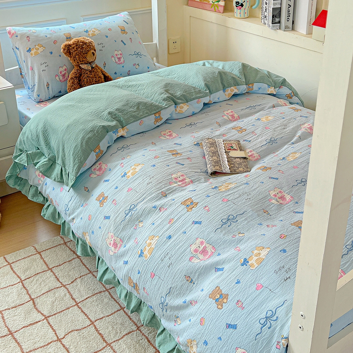 91家纺网 家纺一手货源 找家纺 纽缦家纺 2025新款云感提花双层纱韩版三件套宿舍三件套上下铺三件套 小猫时光蓝