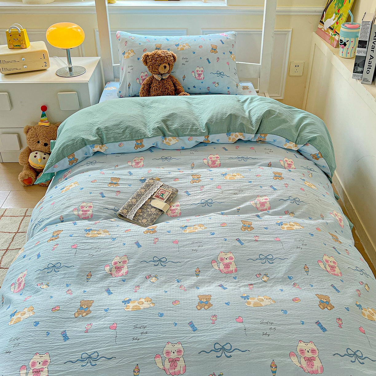 91家纺网 家纺一手货源 找家纺 纽缦家纺 2025新款云感提花双层纱韩版三件套宿舍三件套上下铺三件套 小猫时光蓝