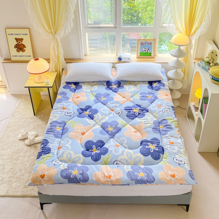 91家纺网 家纺一手货源 找家纺 缦卡琳家纺 2025新款活性生态棉纤维床垫 情定花海