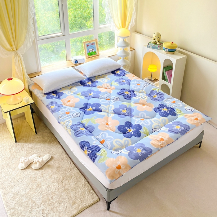 91家纺网 家纺一手货源 找家纺 缦卡琳家纺 2025新款活性生态棉纤维床垫 情定花海