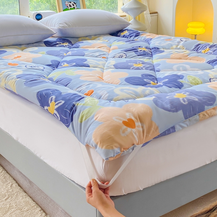 91家纺网 家纺一手货源 找家纺 缦卡琳家纺 2025新款活性生态棉纤维床垫 情定花海