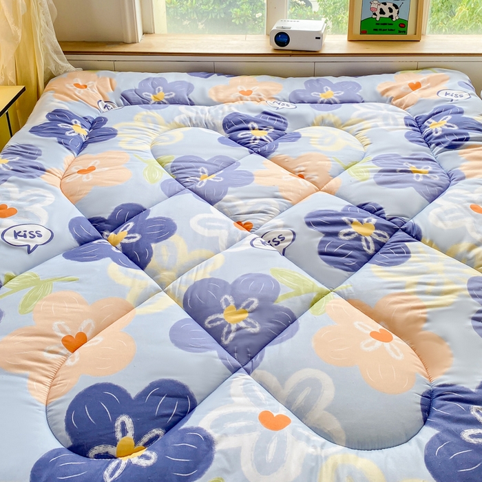 91家纺网 家纺一手货源 找家纺 缦卡琳家纺 2025新款活性生态棉纤维床垫 情定花海