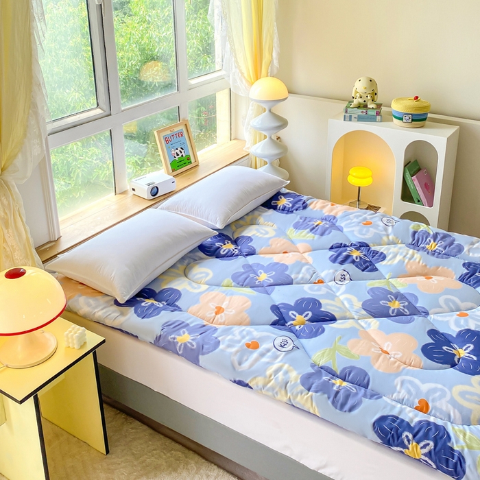 91家纺网 家纺一手货源 找家纺 缦卡琳家纺 2025新款活性生态棉纤维床垫 情定花海