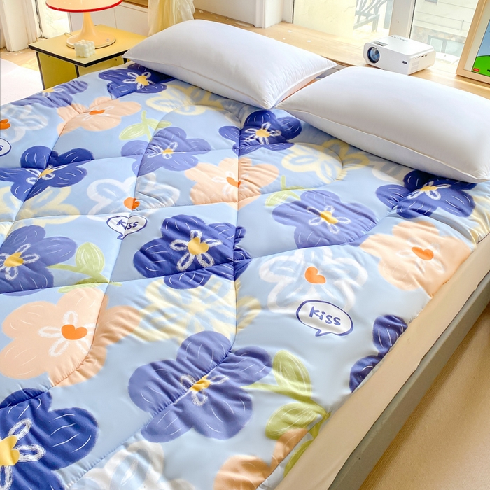 91家纺网 家纺一手货源 找家纺 缦卡琳家纺 2025新款活性生态棉纤维床垫 情定花海