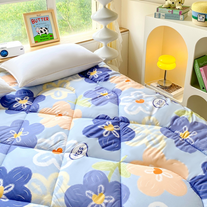 91家纺网 家纺一手货源 找家纺 缦卡琳家纺 2025新款活性生态棉纤维床垫 情定花海