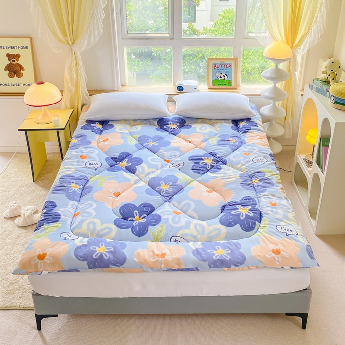 91家纺网 家纺一手货源 找家纺 缦卡琳家纺 2025新款活性生态棉纤维床垫 情定花海