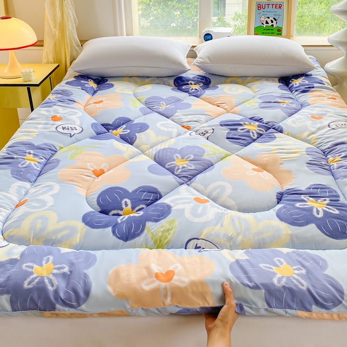 91家纺网 家纺一手货源 找家纺 缦卡琳家纺 2025新款活性生态棉纤维床垫 情定花海