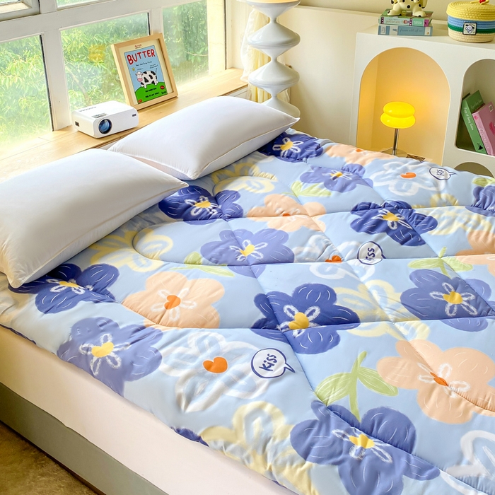 91家纺网 家纺一手货源 找家纺 缦卡琳家纺 2025新款活性生态棉纤维床垫 情定花海