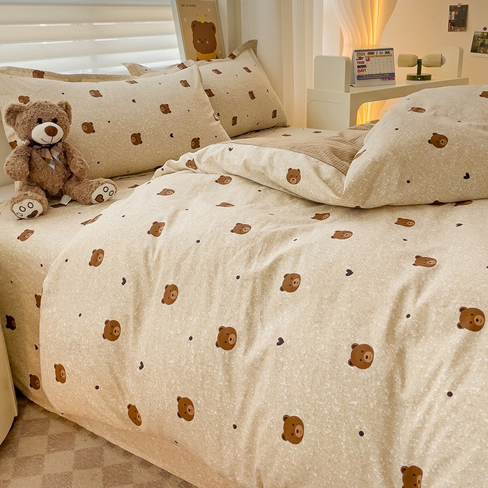 91家纺网 家纺一手货源 找家纺 纽缦家纺 2025新款全棉纯棉斜纹印花四件套 小熊日记