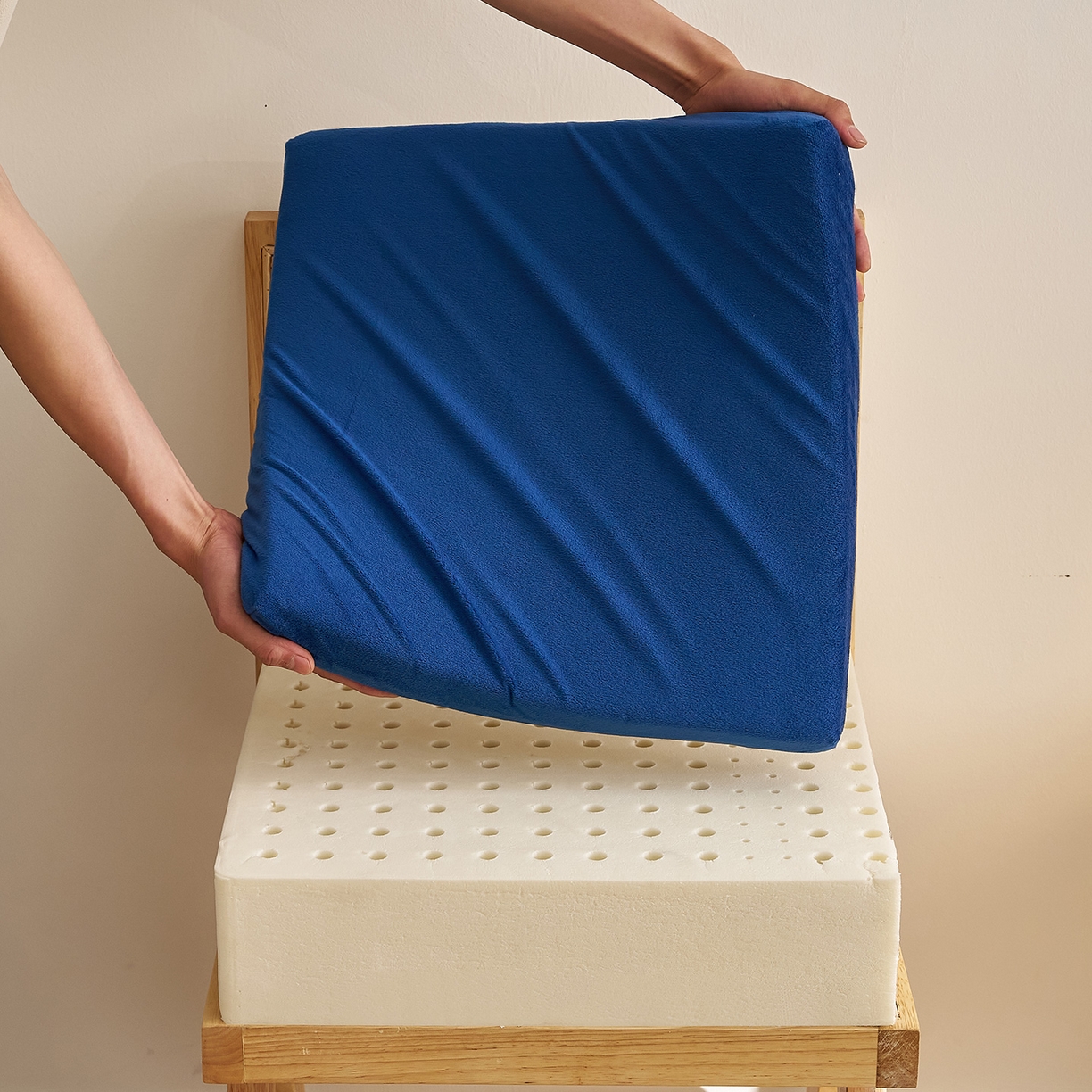 91家纺网 家纺一手货源 找家纺 鼎盛乳胶 2025新款天鹅绒乳胶坐垫（特殊尺寸可定制） 天鹅绒藏蓝