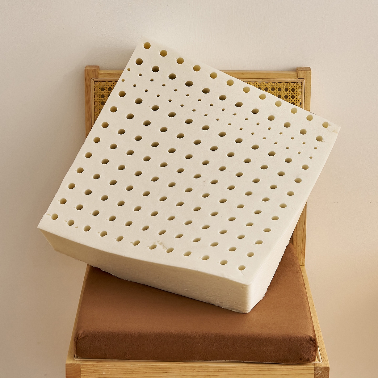 91家纺网 家纺一手货源 找家纺 鼎盛乳胶 2025新款天鹅绒乳胶坐垫（特殊尺寸可定制） 天鹅绒咖