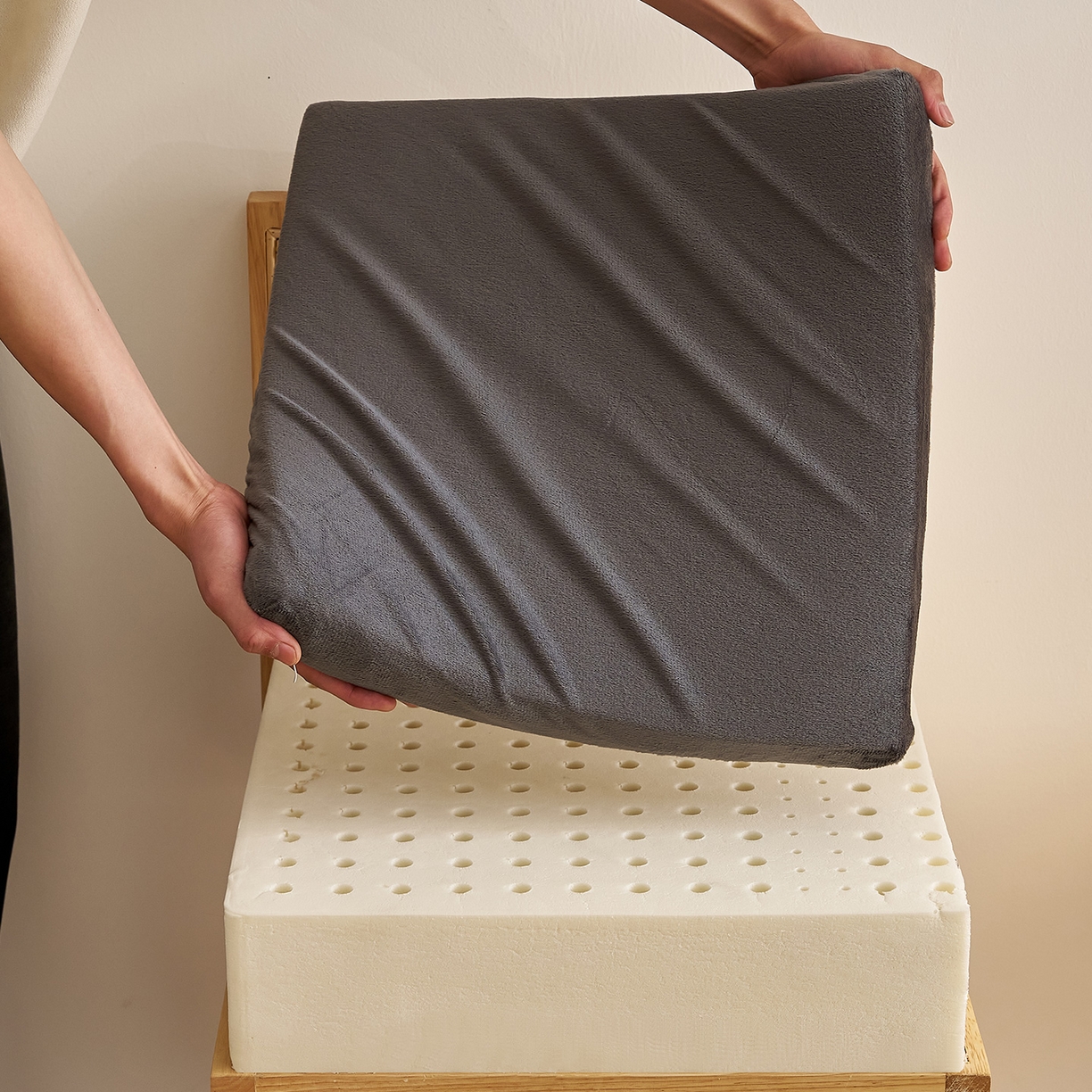 鼎盛乳胶 2025新款天鹅绒乳胶坐垫（特殊尺寸可定制） 天鹅绒黑灰