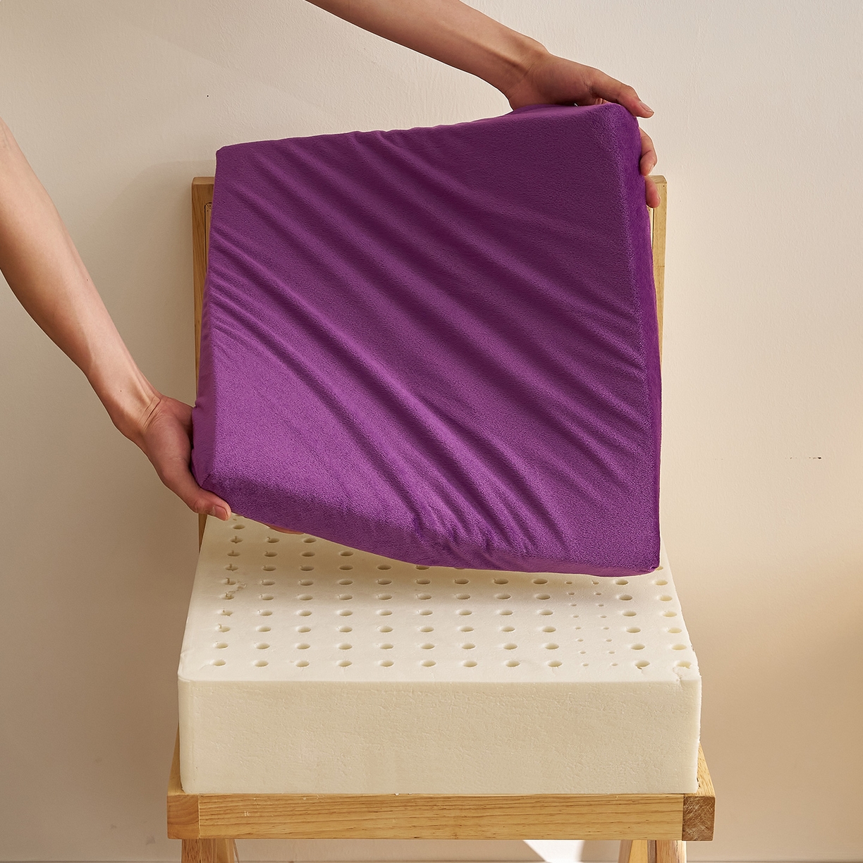 91家纺网 家纺一手货源 找家纺 鼎盛乳胶 2025新款天鹅绒乳胶坐垫（特殊尺寸可定制） 天鹅绒紫