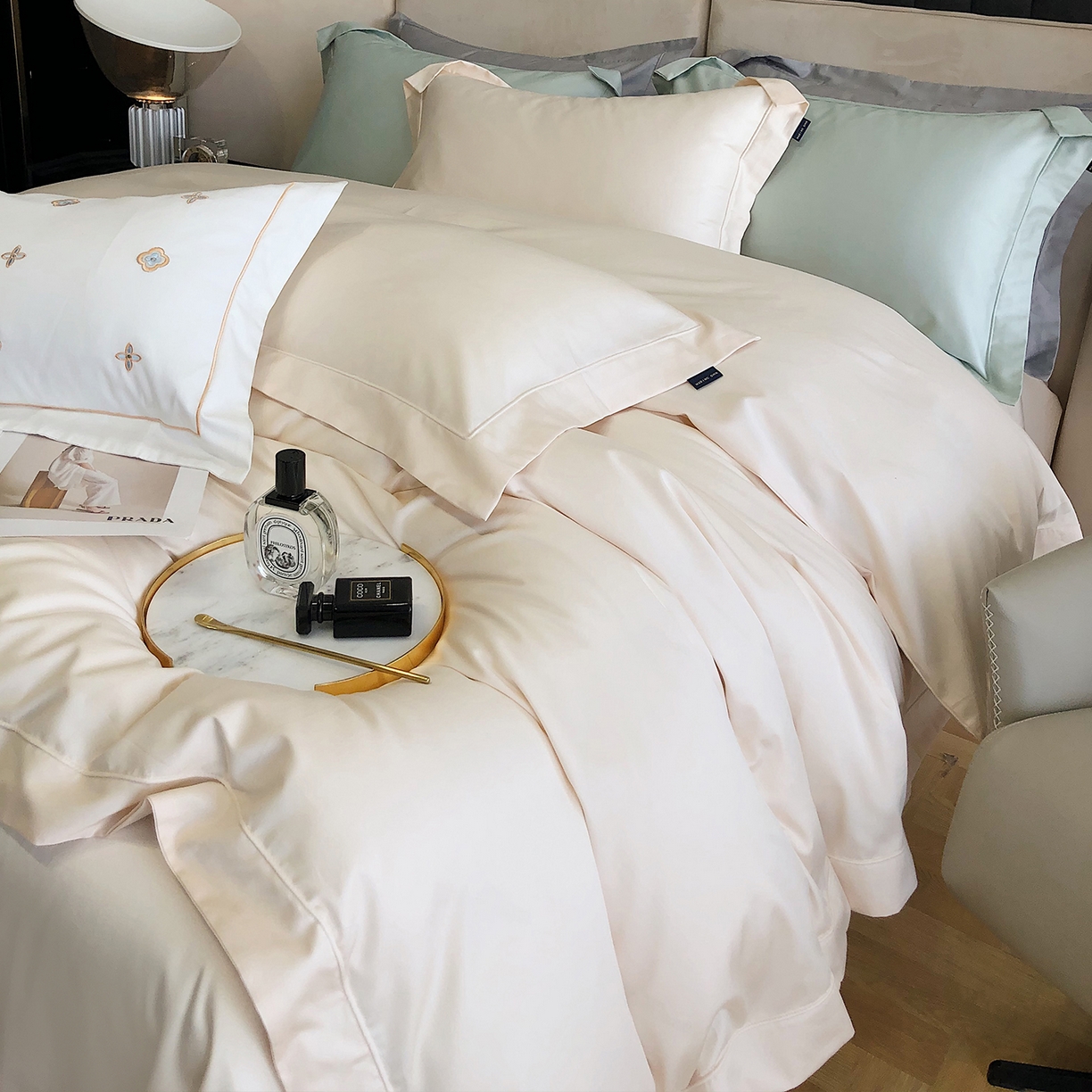 91家纺网 家纺一手货源 找家纺 乐美家纺 2025新款A类100支—简爱系列埋线工艺四件套 奶昔白