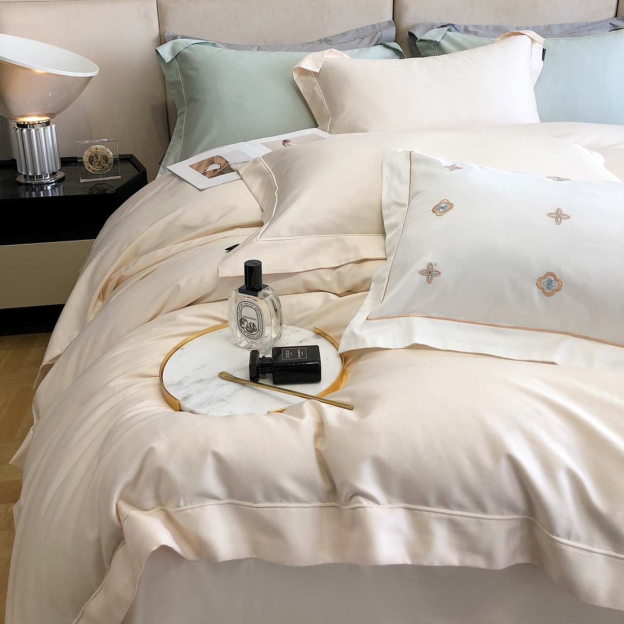 91家纺网 家纺一手货源 找家纺 乐美家纺 2025新款A类100支—简爱系列埋线工艺四件套 奶昔白