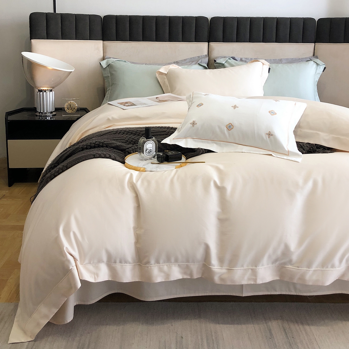 91家纺网 家纺一手货源 找家纺 乐美家纺 2025新款A类100支—简爱系列埋线工艺四件套 奶昔白