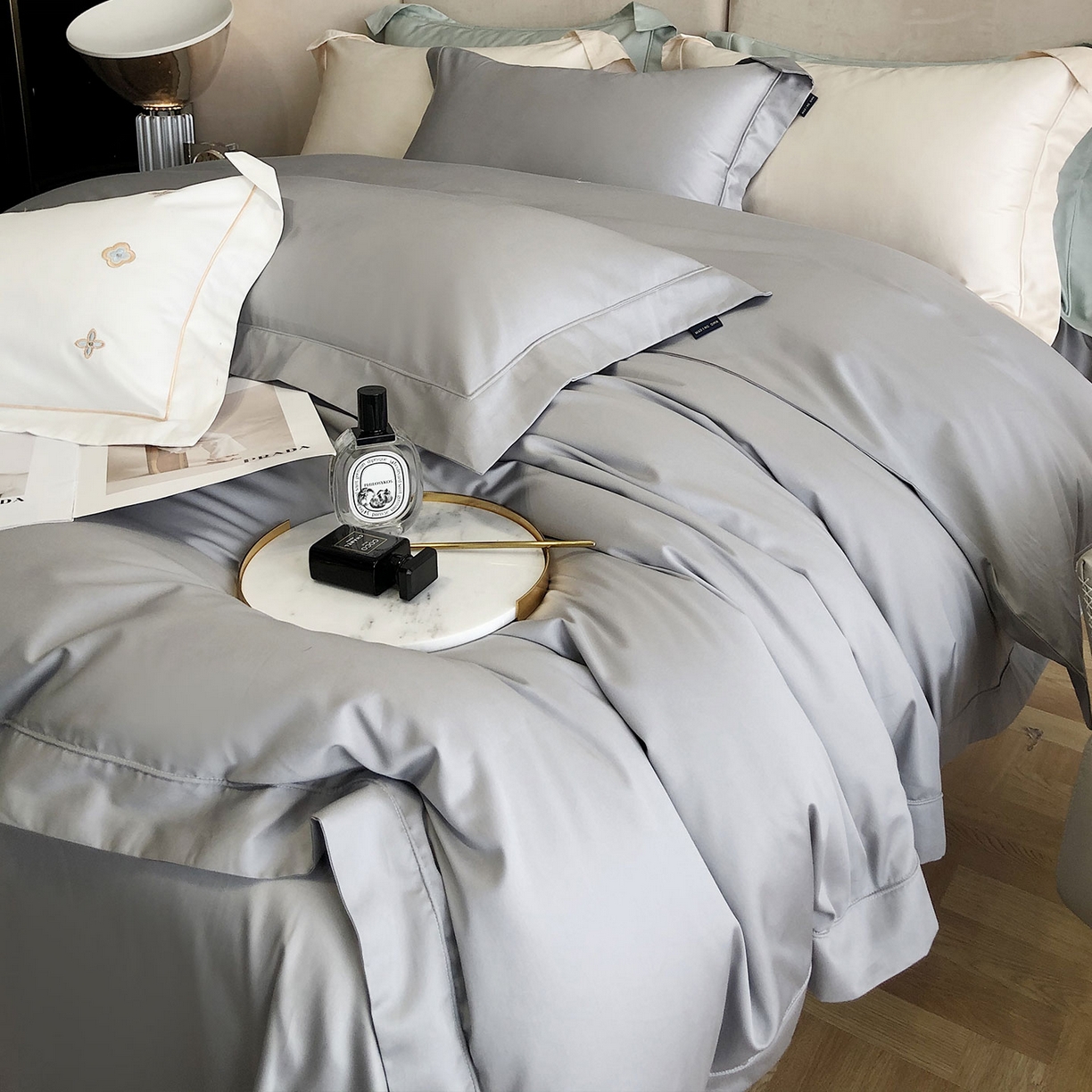 91家纺网 家纺一手货源 找家纺 乐美家纺 2025新款A类100支—简爱系列埋线工艺四件套 经典灰