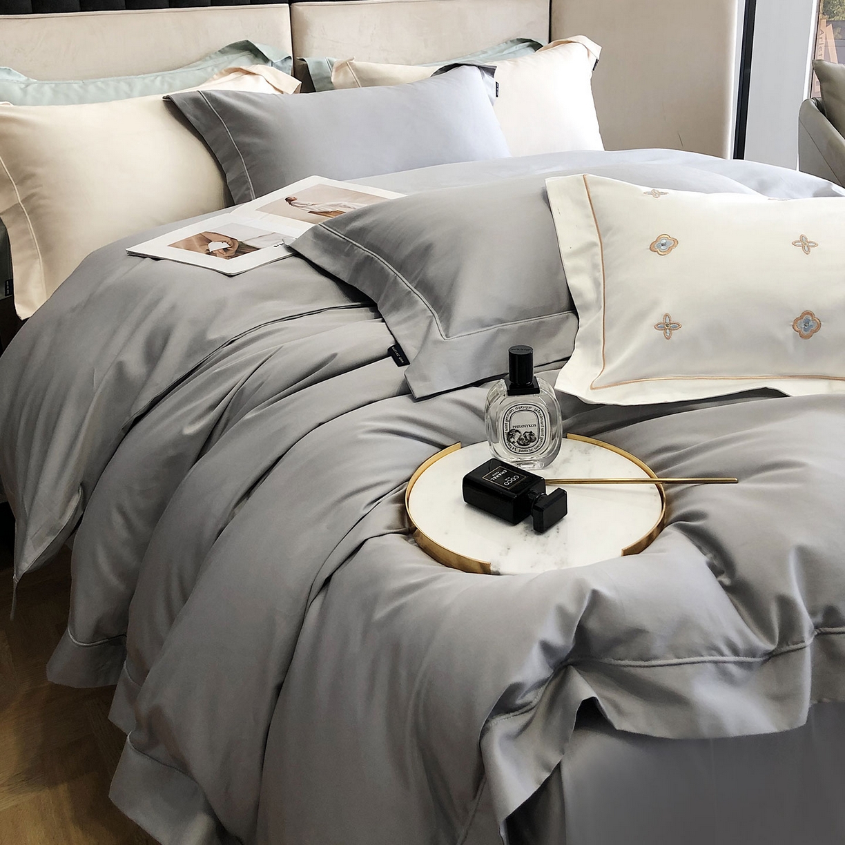 91家纺网 家纺一手货源 找家纺 乐美家纺 2025新款A类100支—简爱系列埋线工艺四件套 经典灰