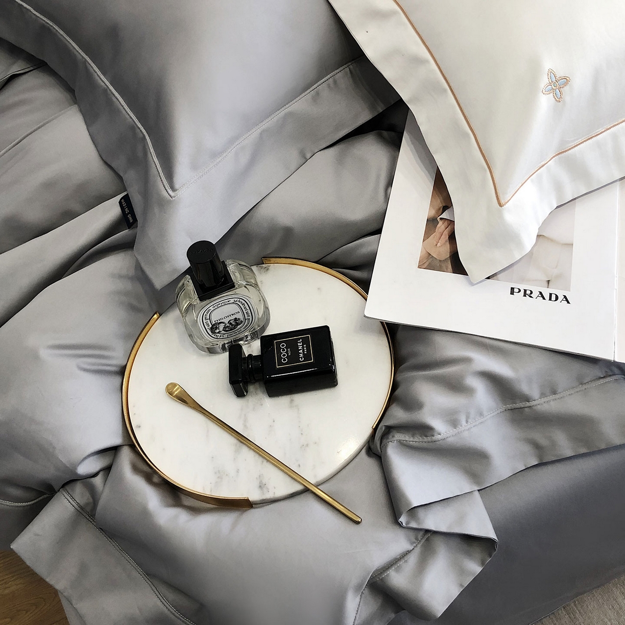 91家纺网 家纺一手货源 找家纺 乐美家纺 2025新款A类100支—简爱系列埋线工艺四件套 经典灰