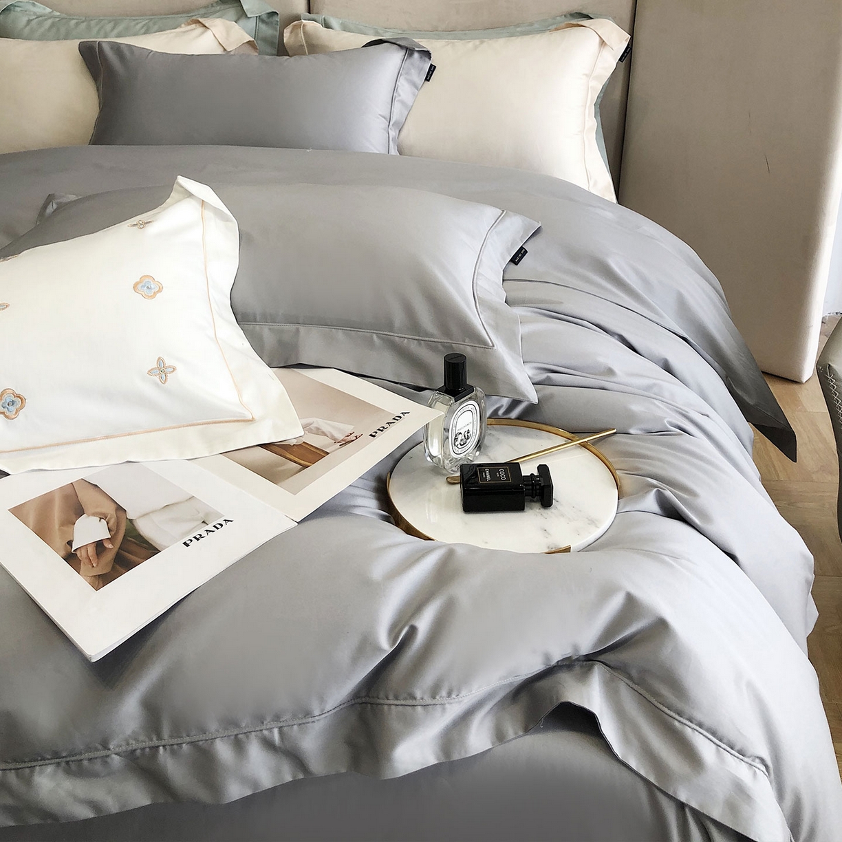 91家纺网 家纺一手货源 找家纺 乐美家纺 2025新款A类100支—简爱系列埋线工艺四件套 经典灰