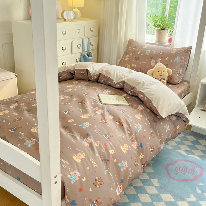 91家纺网 家纺一手货源 找家纺 寻米 2025新款全棉印花学生季学生三件套 小熊的一天-咖色