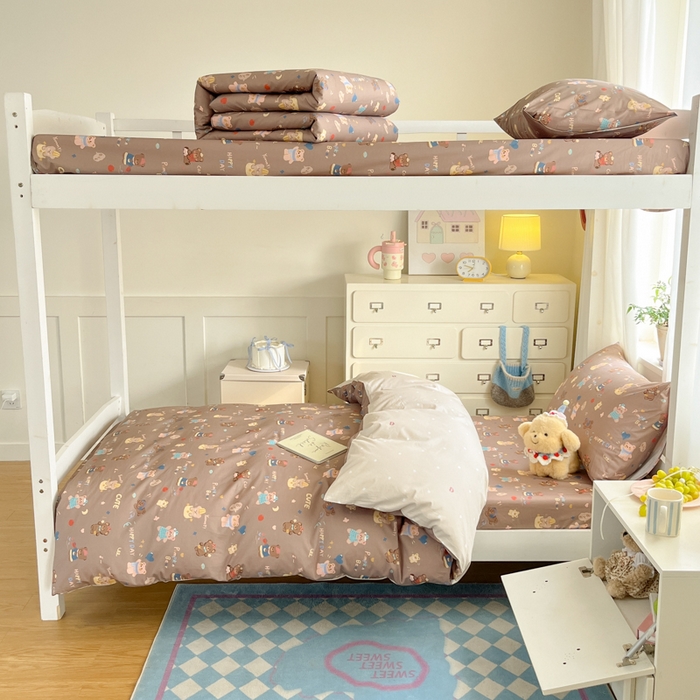 91家纺网 家纺一手货源 找家纺 寻米 2025新款全棉印花学生季学生三件套 小熊的一天-咖色