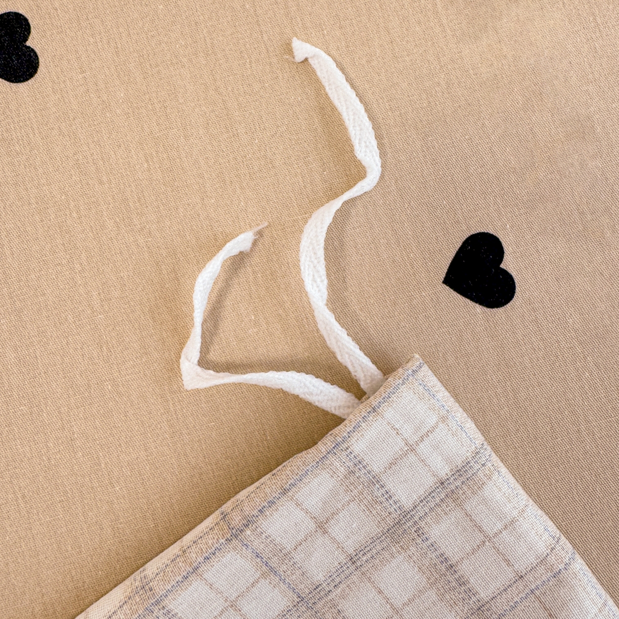 91家纺网 家纺一手货源 找家纺 呗旺鹿 2025新款40s全棉纯棉卡通印花学生系列四件套 焦糖小狗