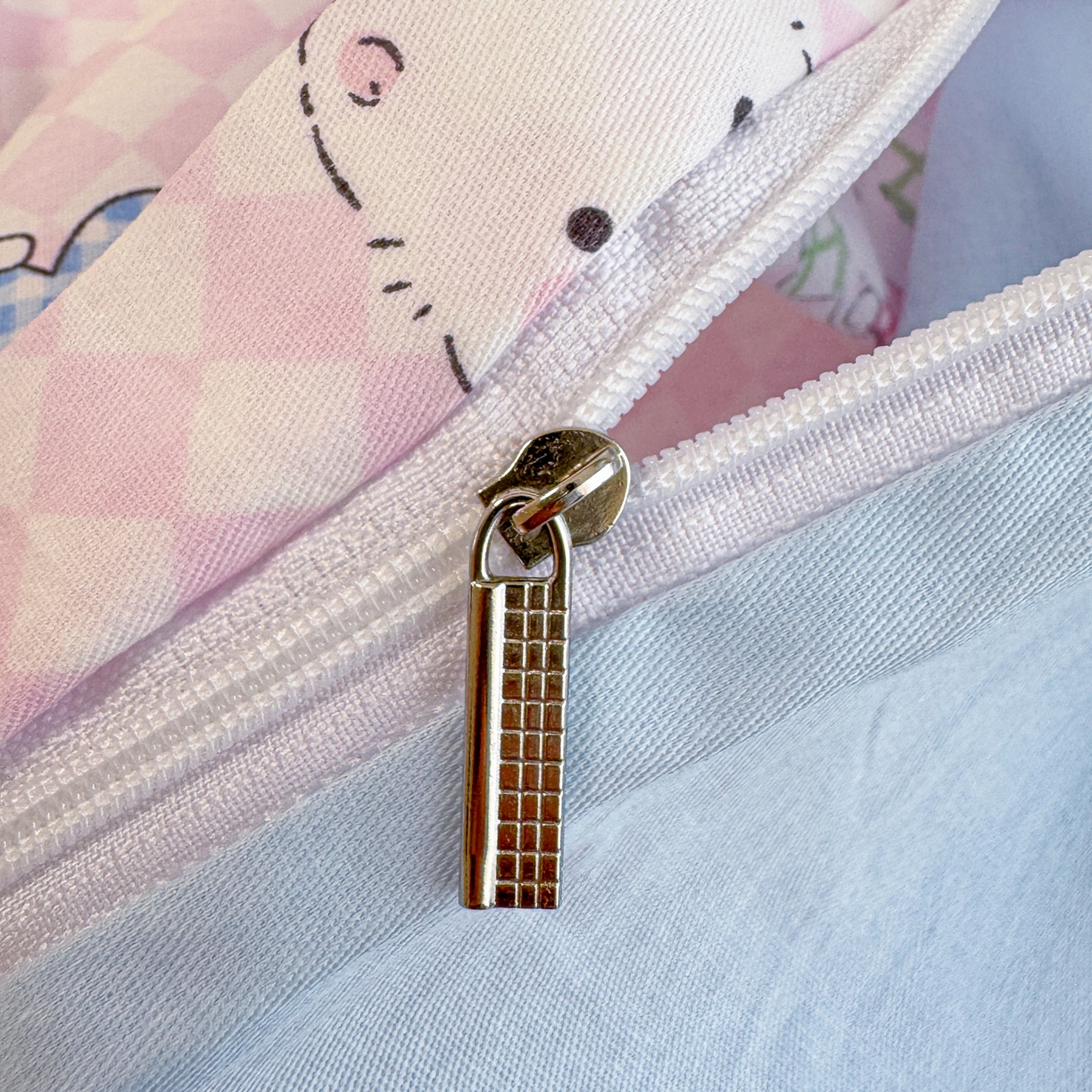 91家纺网 家纺一手货源 找家纺 呗旺鹿 2025新款40s全棉纯棉卡通印花学生系列四件套 忙绿的凯蒂