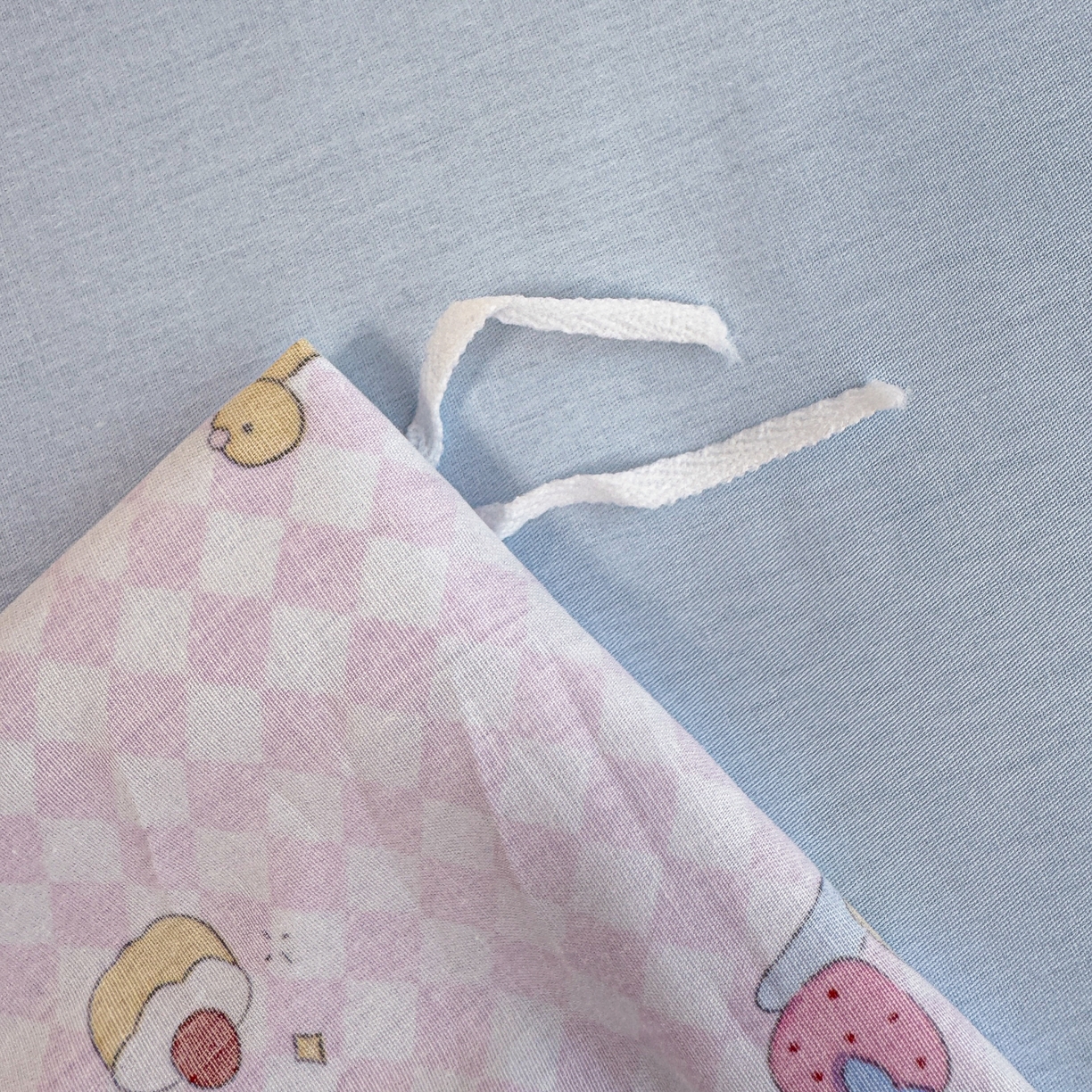 91家纺网 家纺一手货源 找家纺 呗旺鹿 2025新款40s全棉纯棉卡通印花学生系列四件套 忙绿的凯蒂