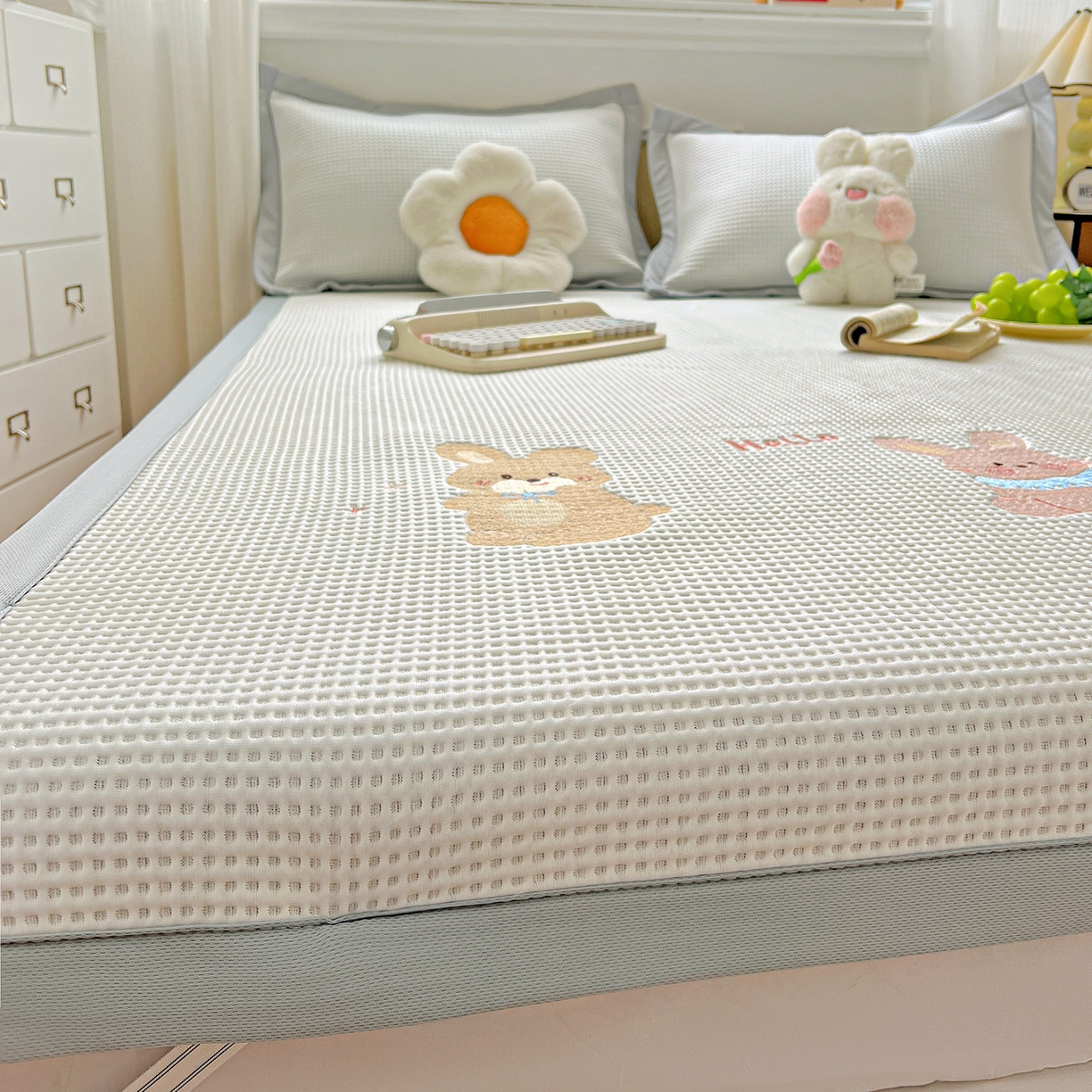 91家纺网 家纺一手货源 找家纺 慕尚家纺 2025新款冰豆豆带有乙纶刺绣凉席席子床席款 太棒了的兔-白 床席款