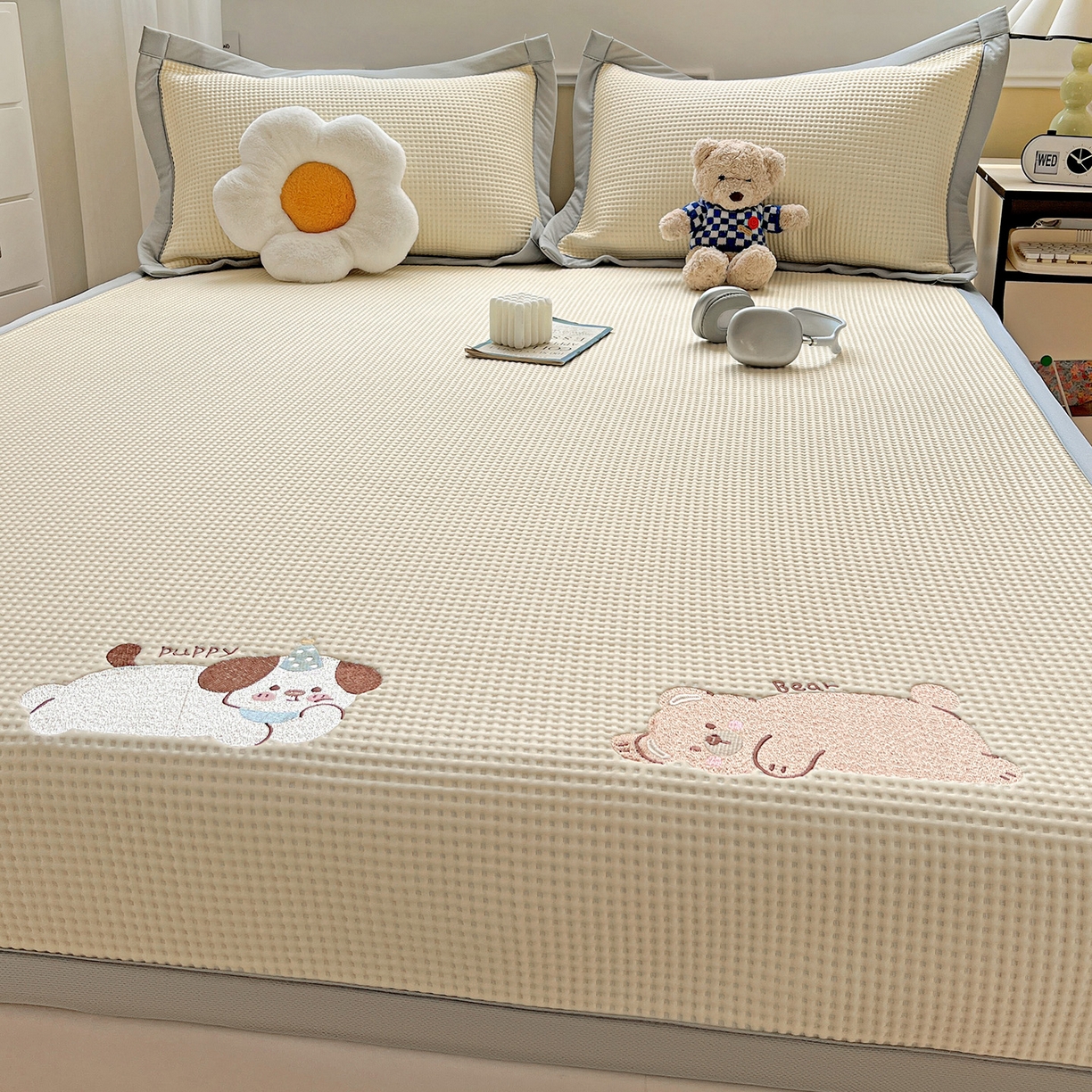 91家纺网 家纺一手货源 找家纺 慕尚家纺 2025新款冰豆豆带有乙纶刺绣凉席席子床席款 懒可爱熊 床席款