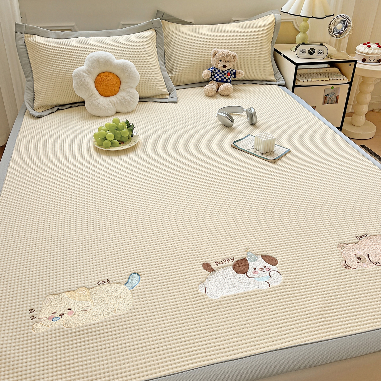 91家纺网 家纺一手货源 找家纺 慕尚家纺 2025新款冰豆豆带有乙纶刺绣凉席席子床席款 懒可爱熊 床席款