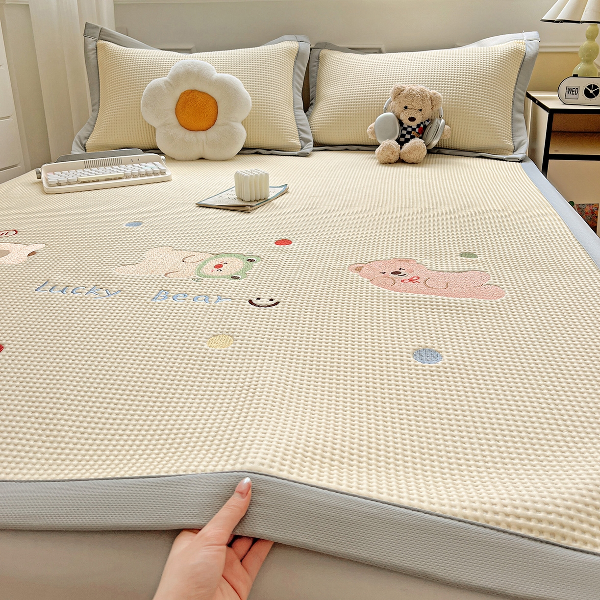 91家纺网 家纺一手货源 找家纺 慕尚家纺 2025新款冰豆豆带有乙纶刺绣凉席席子床席款 派对熊 床席款