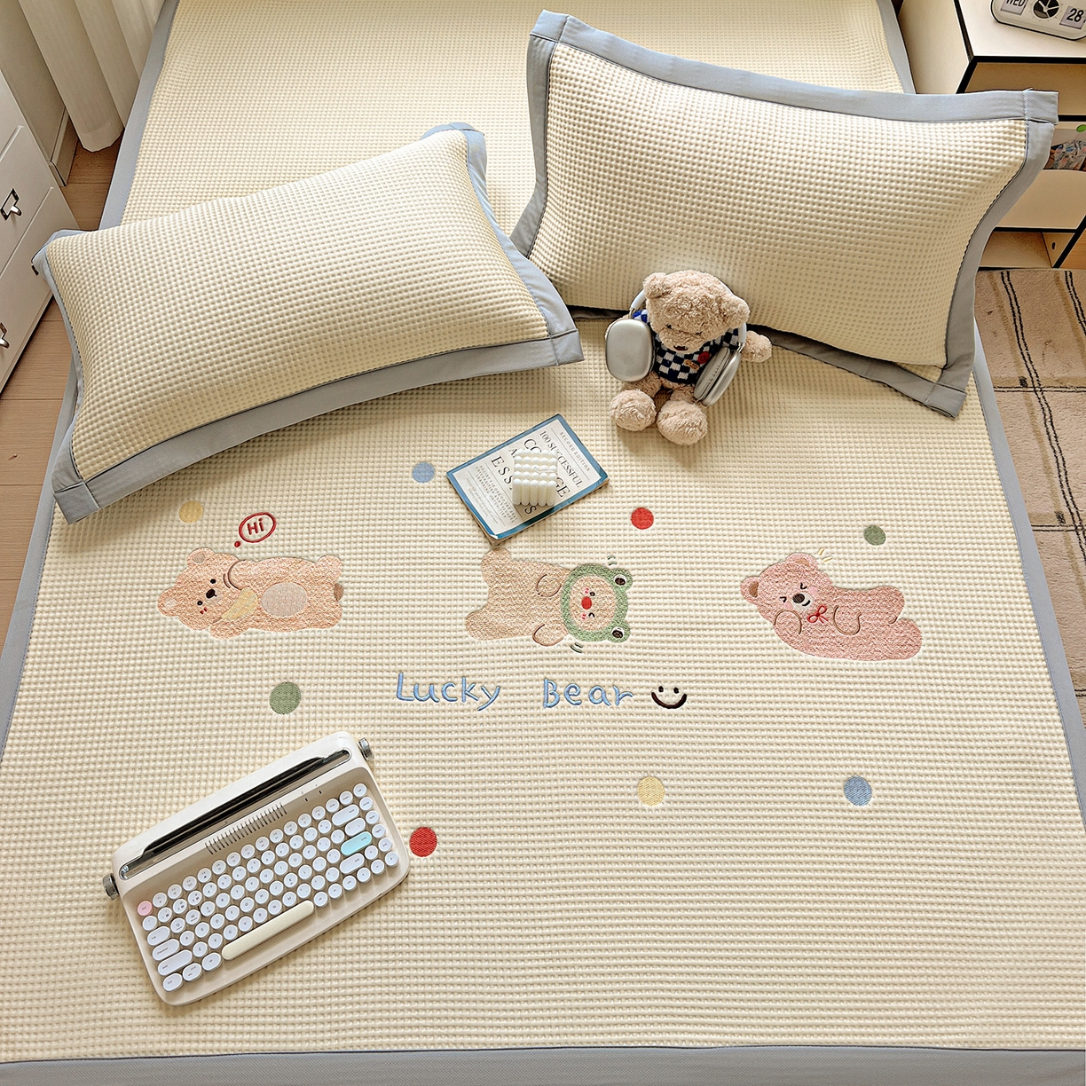 91家纺网 家纺一手货源 找家纺 慕尚家纺 2025新款冰豆豆带有乙纶刺绣凉席席子床席款 派对熊 床席款