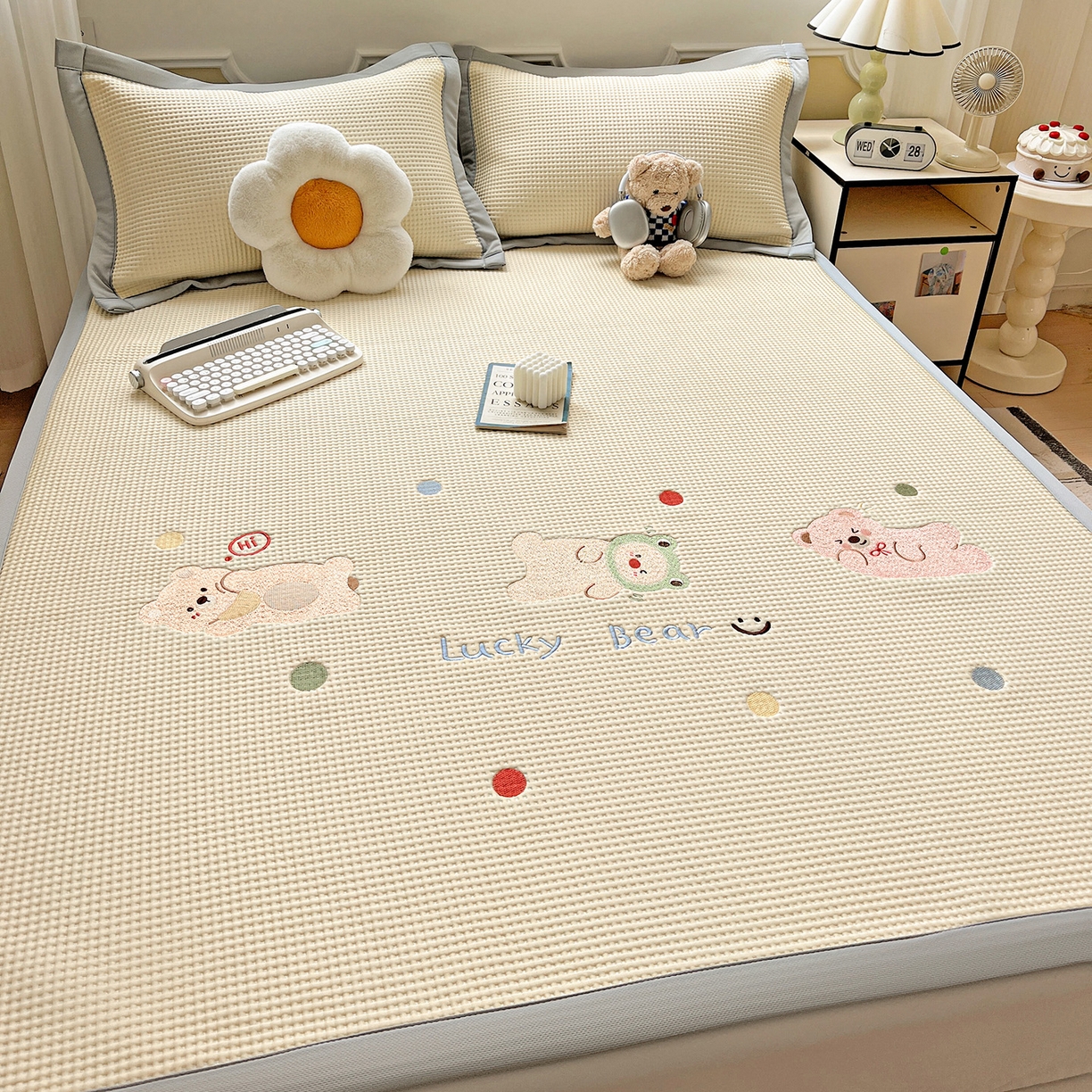 91家纺网 家纺一手货源 找家纺 慕尚家纺 2025新款冰豆豆带有乙纶刺绣凉席席子床席款 派对熊 床席款