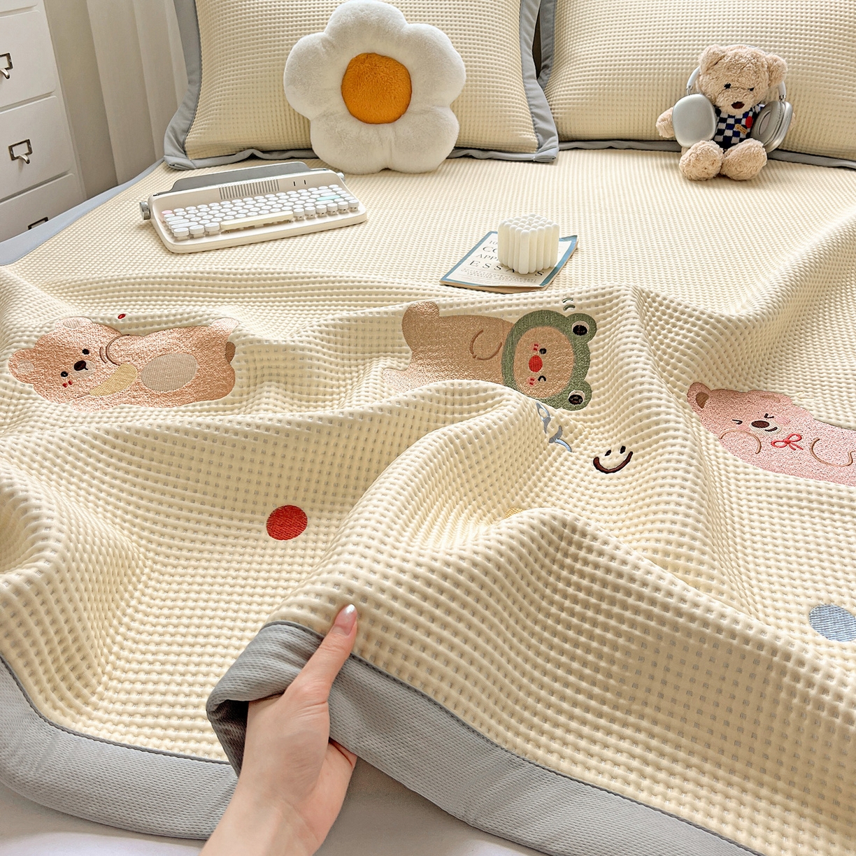 91家纺网 家纺一手货源 找家纺 慕尚家纺 2025新款冰豆豆带有乙纶刺绣凉席席子床席款 派对熊 床席款