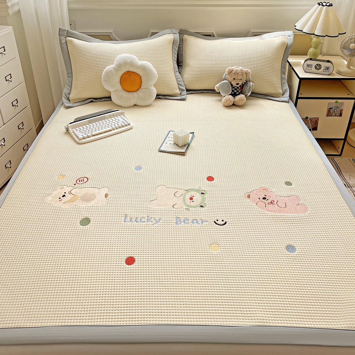 91家纺网 家纺一手货源 找家纺 慕尚家纺 2025新款冰豆豆带有乙纶刺绣凉席席子床席款 派对熊 床席款