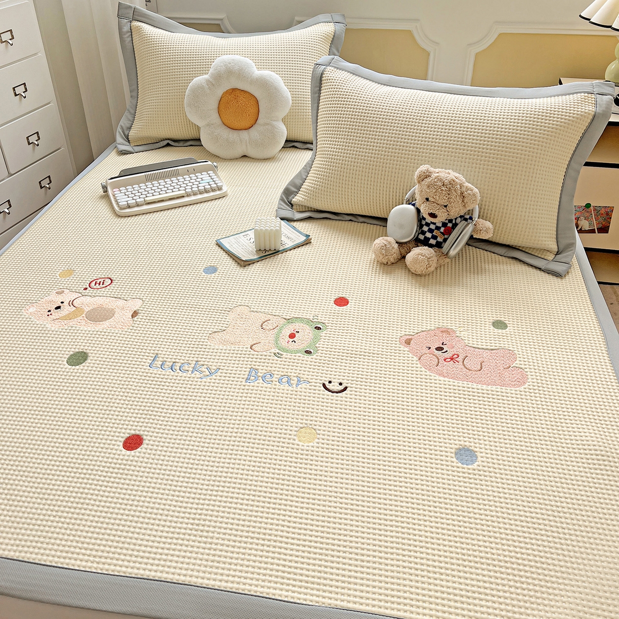 91家纺网 家纺一手货源 找家纺 慕尚家纺 2025新款冰豆豆带有乙纶刺绣凉席席子床席款 派对熊 床席款