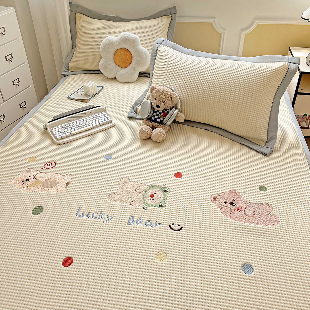 91家纺网 家纺一手货源 找家纺 慕尚家纺 2025新款冰豆豆带有乙纶刺绣凉席席子床席款 派对熊 床席款