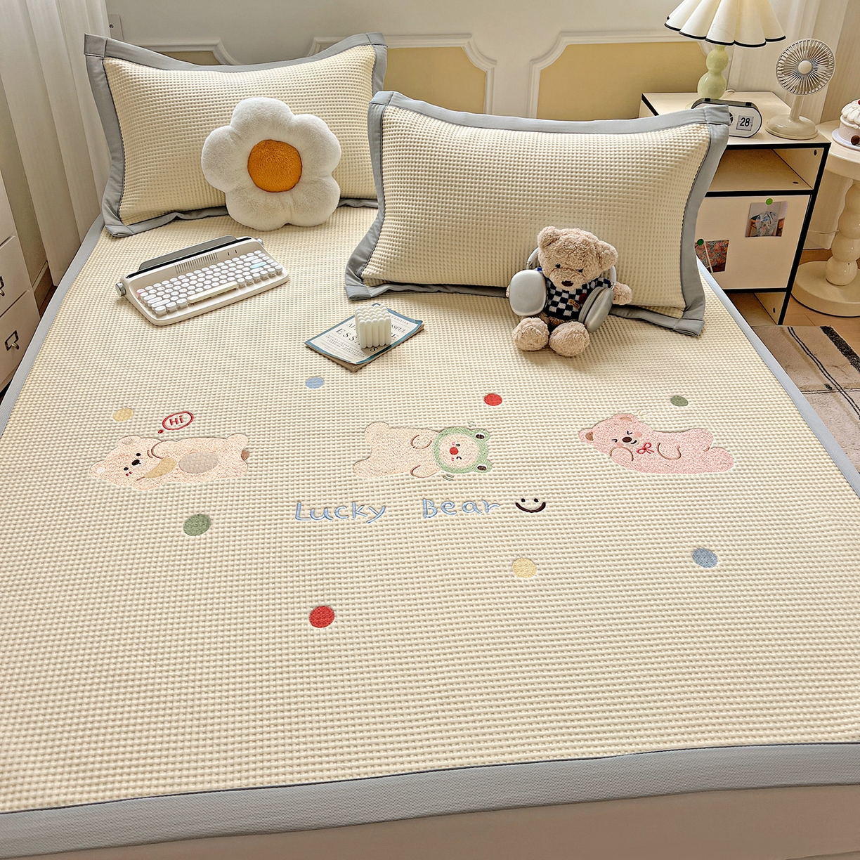 91家纺网 家纺一手货源 找家纺 慕尚家纺 2025新款冰豆豆带有乙纶刺绣凉席席子床席款 派对熊 床席款