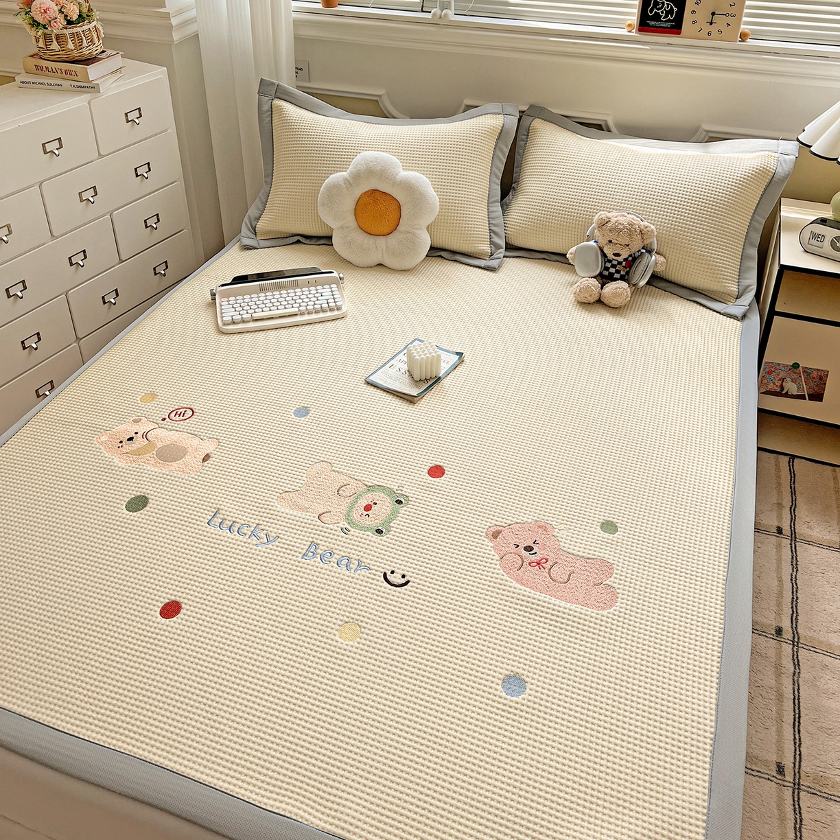 91家纺网 家纺一手货源 找家纺 慕尚家纺 2025新款冰豆豆带有乙纶刺绣凉席席子床席款 派对熊 床席款