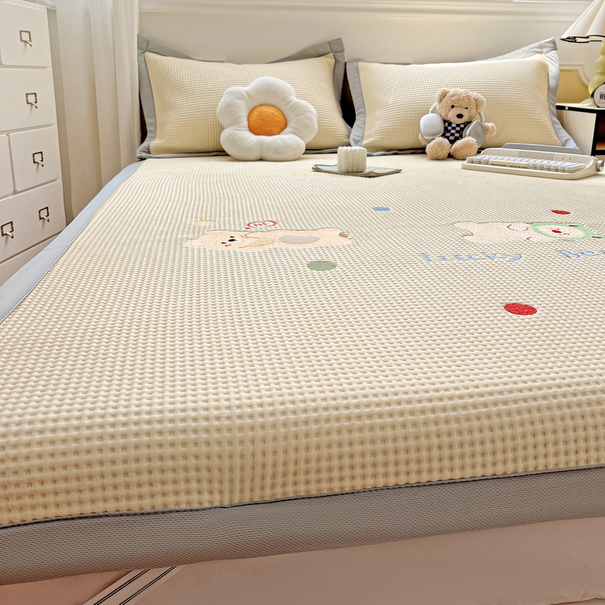 91家纺网 家纺一手货源 找家纺 慕尚家纺 2025新款冰豆豆带有乙纶刺绣凉席席子床席款 派对熊 床席款