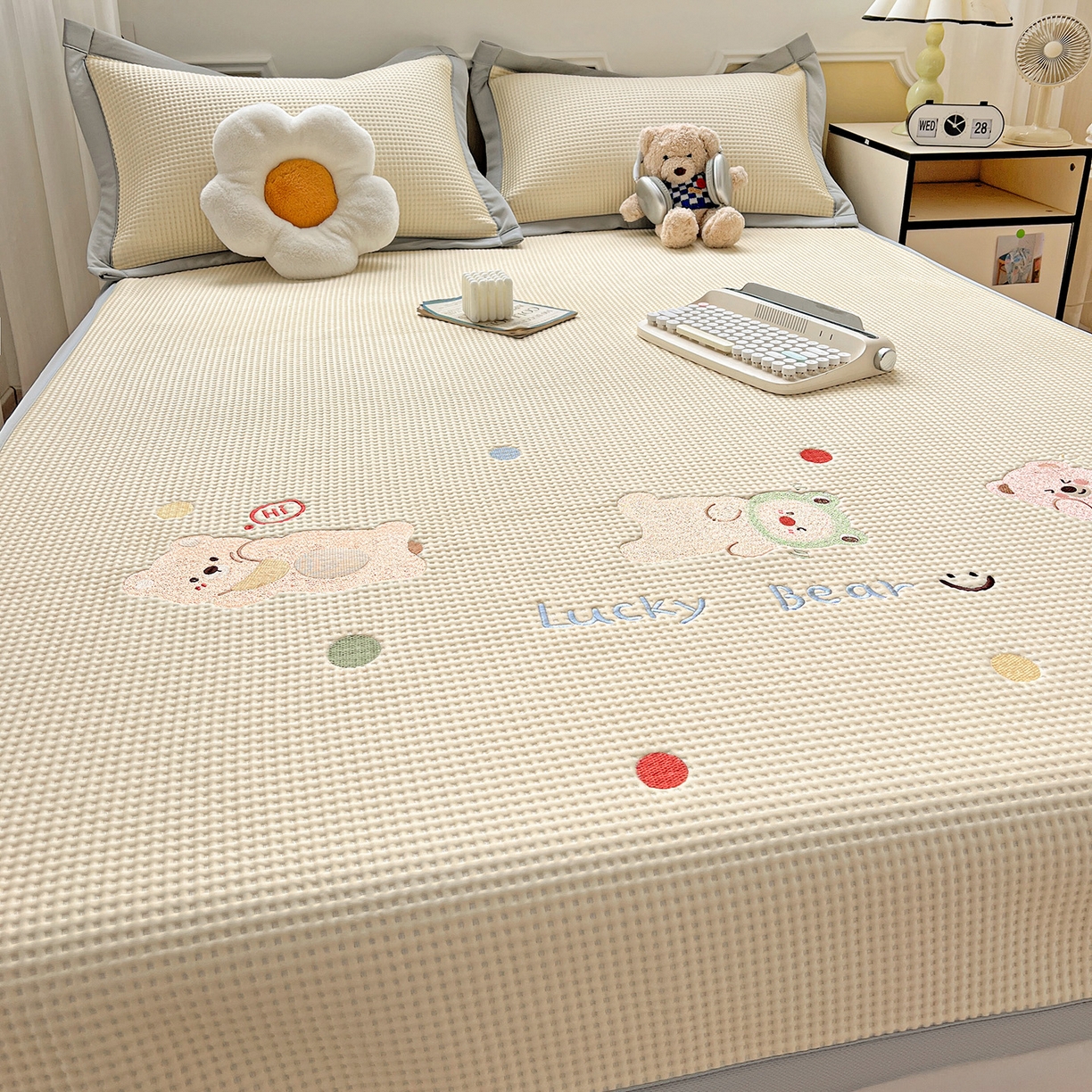 91家纺网 家纺一手货源 找家纺 慕尚家纺 2025新款冰豆豆带有乙纶刺绣凉席席子床席款 派对熊 床席款