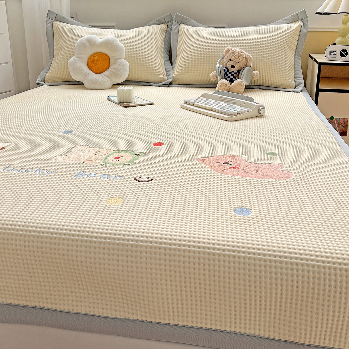 91家纺网 家纺一手货源 找家纺 慕尚家纺 2025新款冰豆豆带有乙纶刺绣凉席席子床席款 派对熊 床席款