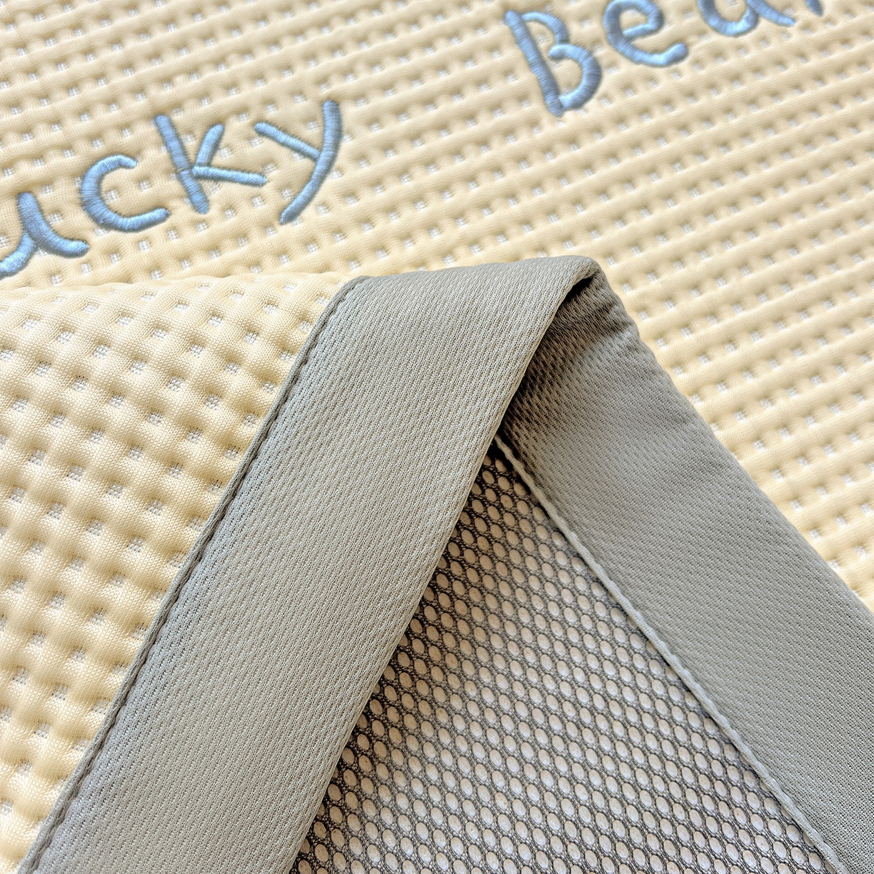 91家纺网 家纺一手货源 找家纺 慕尚家纺 2025新款冰豆豆带有乙纶刺绣凉席席子床席款 派对熊 床席款