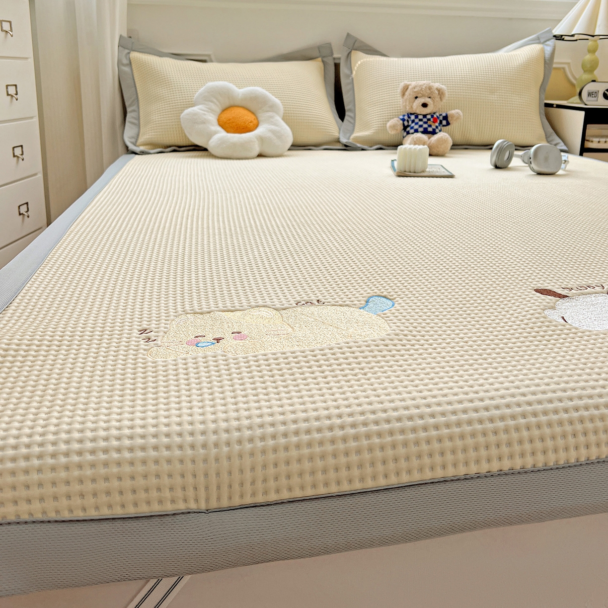 91家纺网 家纺一手货源 找家纺 （总）慕尚家纺 2025新款冰豆豆带有乙纶刺绣凉席席子床席款