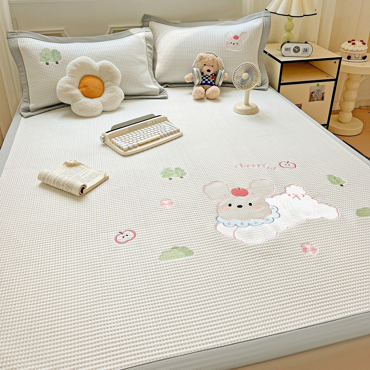 91家纺网 家纺一手货源 找家纺 慕尚家纺 2025新款冰豆豆带有乙纶刺绣凉席席子床席款 小小可爱兔 床席款