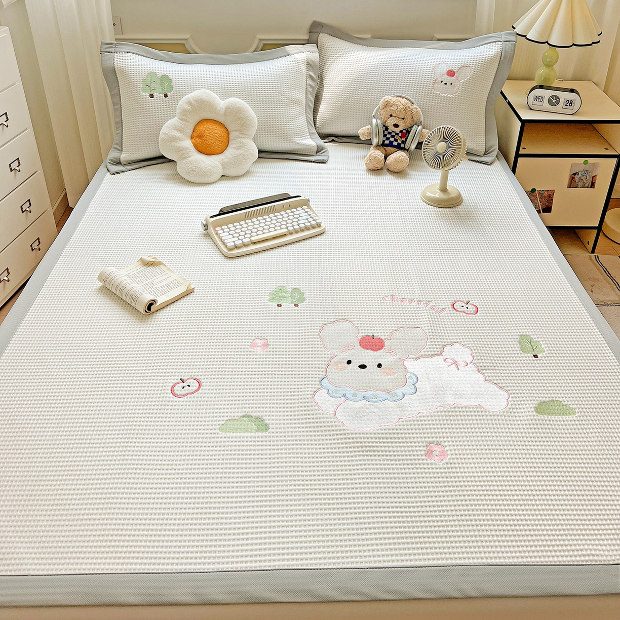 91家纺网 家纺一手货源 找家纺 慕尚家纺 2025新款冰豆豆带有乙纶刺绣凉席席子床席款 小小可爱兔 床席款