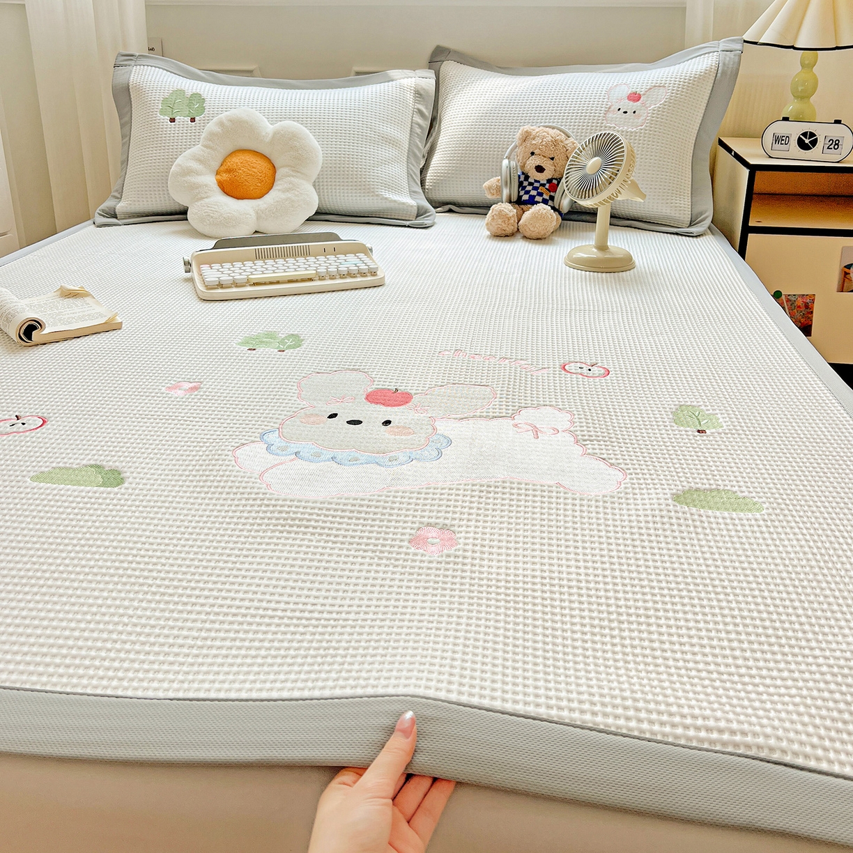 91家纺网 家纺一手货源 找家纺 慕尚家纺 2025新款冰豆豆带有乙纶刺绣凉席席子床席款 小小可爱兔 床席款