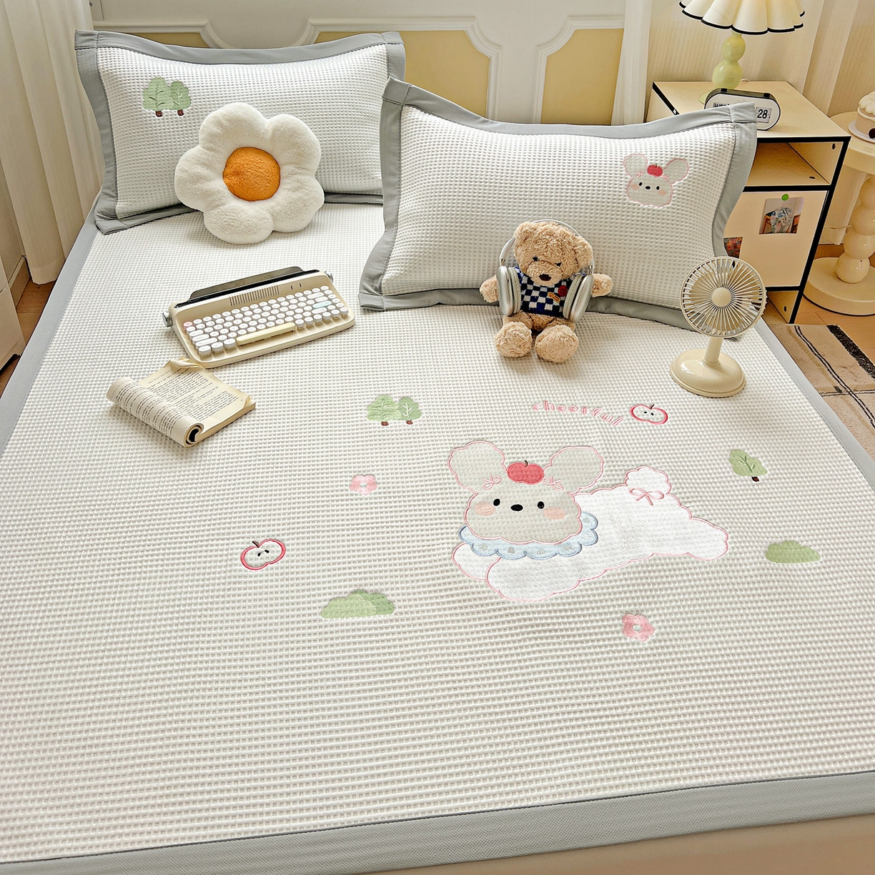 91家纺网 家纺一手货源 找家纺 慕尚家纺 2025新款冰豆豆带有乙纶刺绣凉席席子床席款 小小可爱兔 床席款